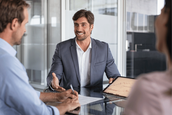 personal de Mat Business asesorando a clientes de pymes en España